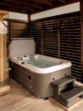 Wellnessurlaub mit eigener Sauna & Whirlpool Symbolfoto