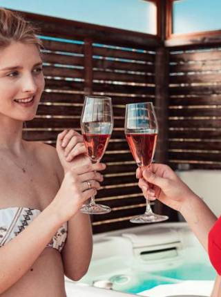 Wellness für Freundinnen in der Südoststeiermark – Adults Only Chalet mit Private Spa Symbolfoto