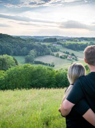 Wandern im März im Thermen- & Vulkanland: sanfte Routen, erste Frühlingsmomente und Therme danach Symbolfoto