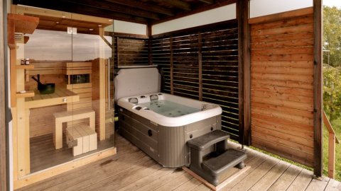 Wellnessurlaub mit eigener Sauna & Whirlpool, Bild 1/1