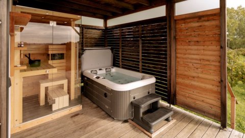 Wellness für zwei: Sauna & Whirlpool im Chalet, Bild 1/1