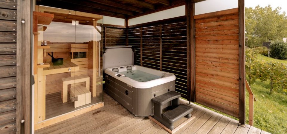 Wellness für zwei: Sauna & Whirlpool im Chalet, Bild 1/1